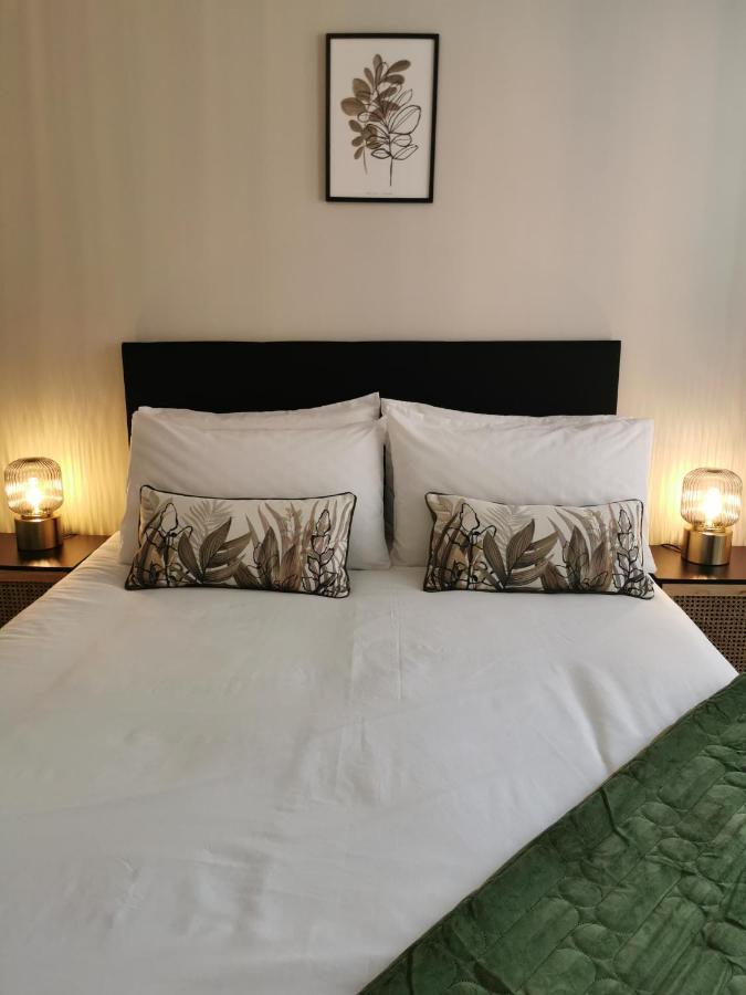 Axiom Apartment - Beautiful Stylish 2 Bed. Челтнъм Екстериор снимка